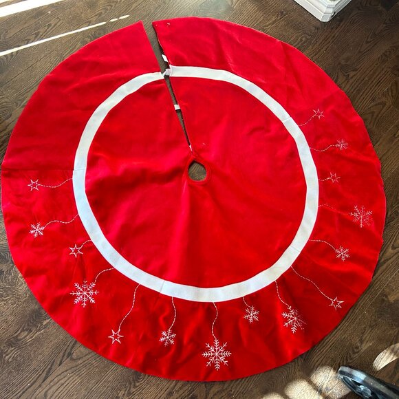 Red Velvet Christmas Tree Skirt 48" - Picture 1 of 3